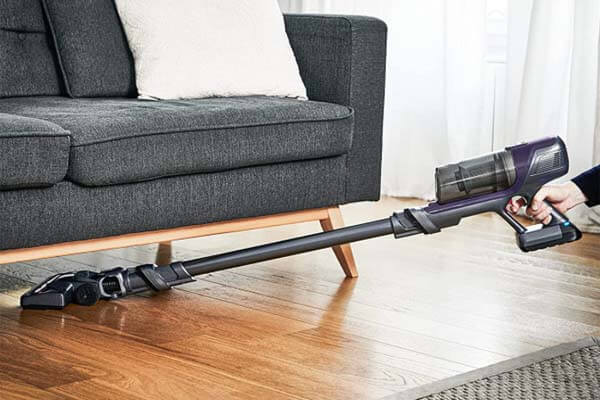 Rowenta X-Pert 6.60 limpiando debajo de un sofá